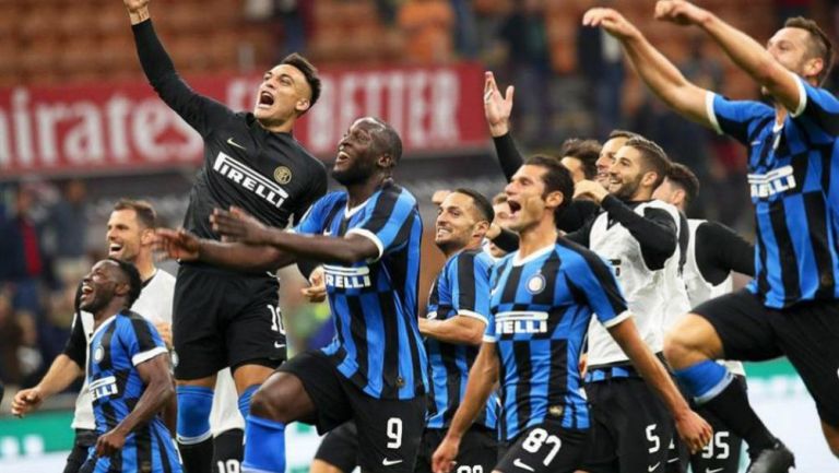 Inter de Milan celebrando su triunfo en el último Derbi della Madonnina