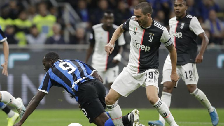 Leonardo Bonucci disputa el balón en el partido ante el Inter
