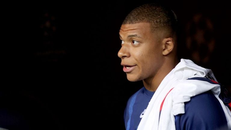 Kylian Mbappé observa un partido desde la banca