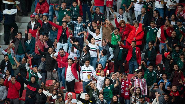 Aficionados de México gritan durante un partido