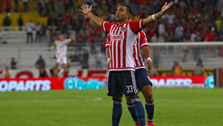 Marco Fabián celebrando una anotación con Chivas