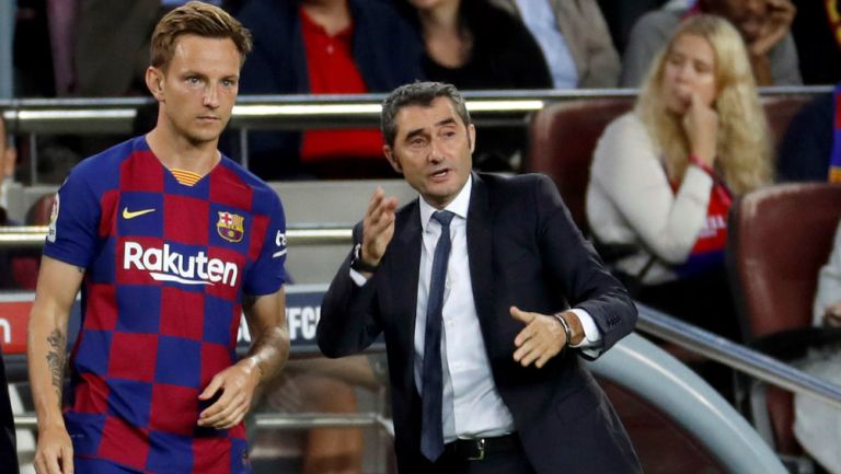 Ivan Rakitic se prepara para ingresar en un partido con el Barcelona
