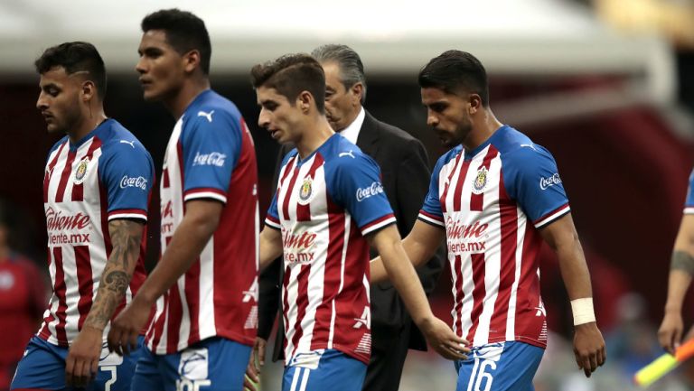 Jugadores de Chivas salen cabizbajos tras un partido contra Cruz Azul