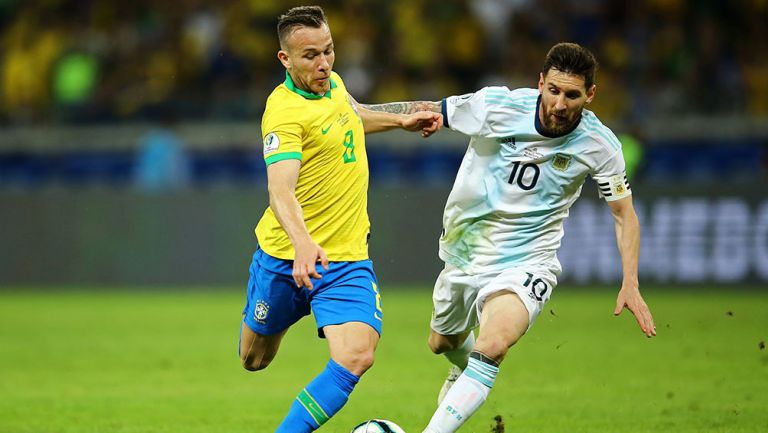 Arthur y Messi disputan el balón en la Copa América