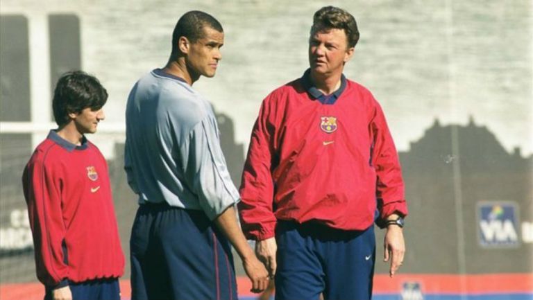 Van Gaal y Rivaldo en una práctica del Barcelona