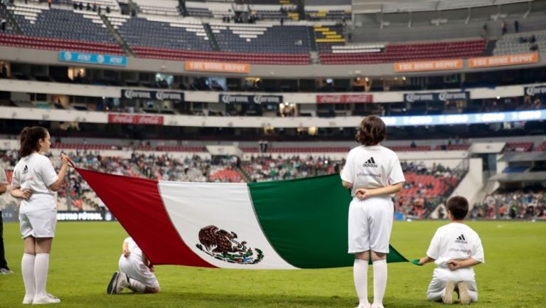 Bandera de México en la cancha del Estadio Azteca