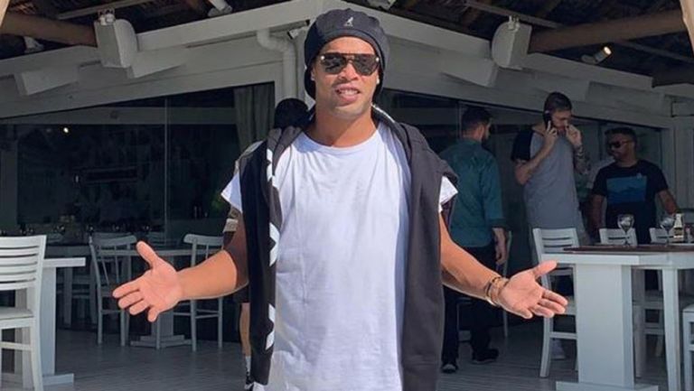 Ronaldinho posa para las cámaras en unas vacaciones
