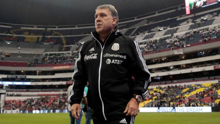 Tata Martino en la cancha del Estadio Azteca