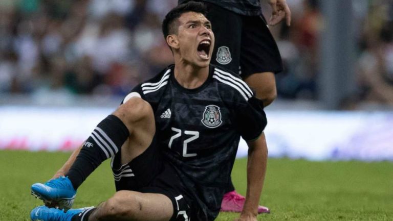 Hirving Lozano sufre tras un fuerte impacto