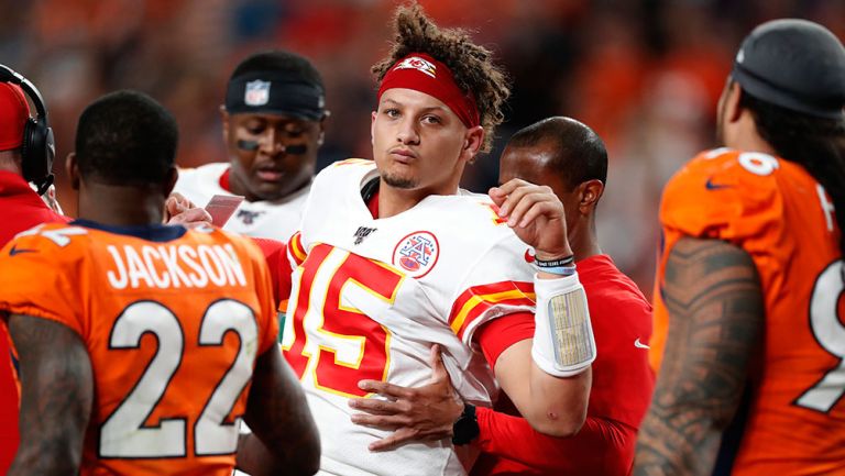 Patrick Mahomes deja el campo tras la lesión