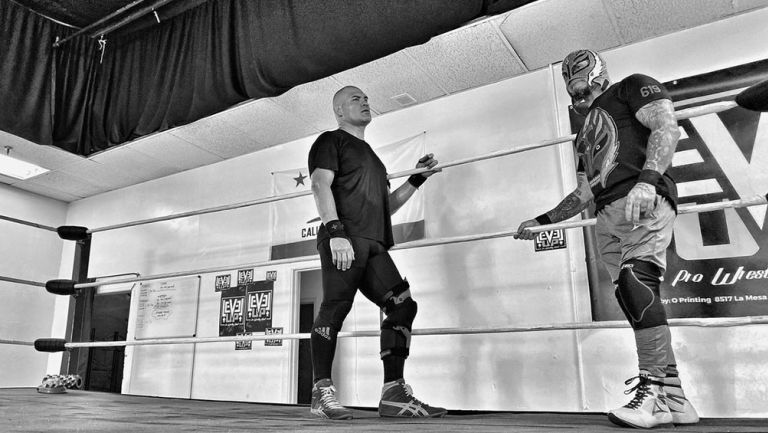 Caín Velásquez entrenando con Rey Mysterio