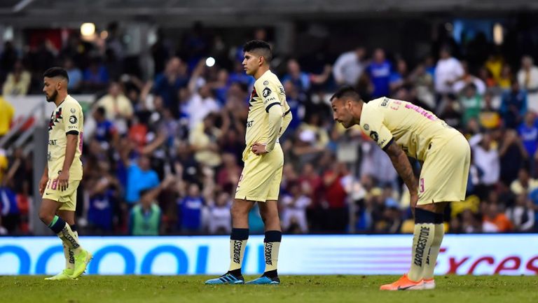 Jugadores de América se lamentan en el juego vs Cruz Azul