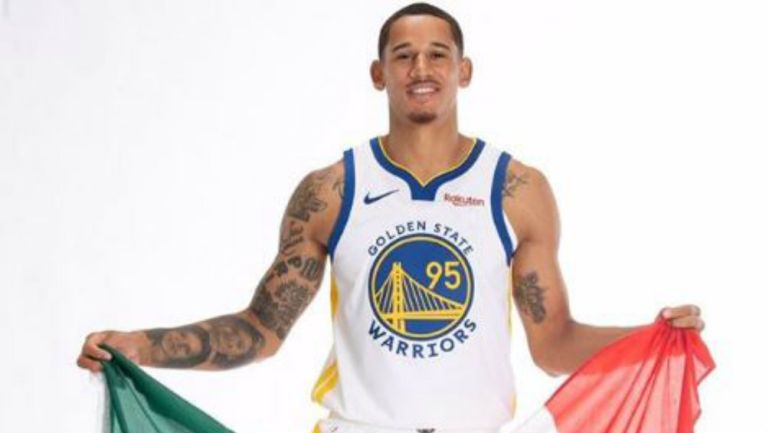 Juan Toscano Anderson posa con el uniforme de los Warriors