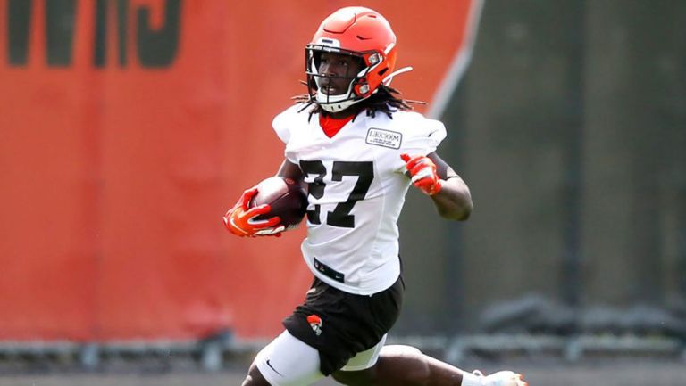 Kareem Hunt en una práctica con los Browns