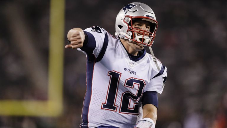 Tom Brady festeja una anotación en el partido