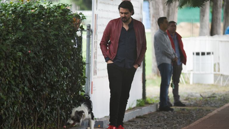 Amaury Vergara observa a su perro