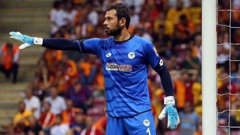 Serkan Kirintili en un juego con el Konyaspor