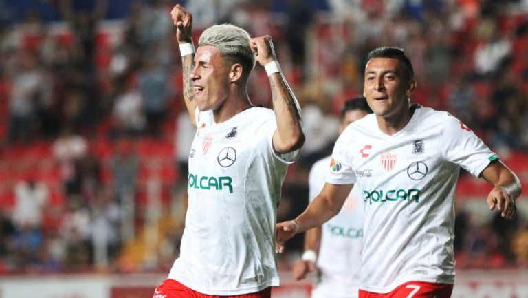 Cristian Calderón celebrando una anotación de Necaxa