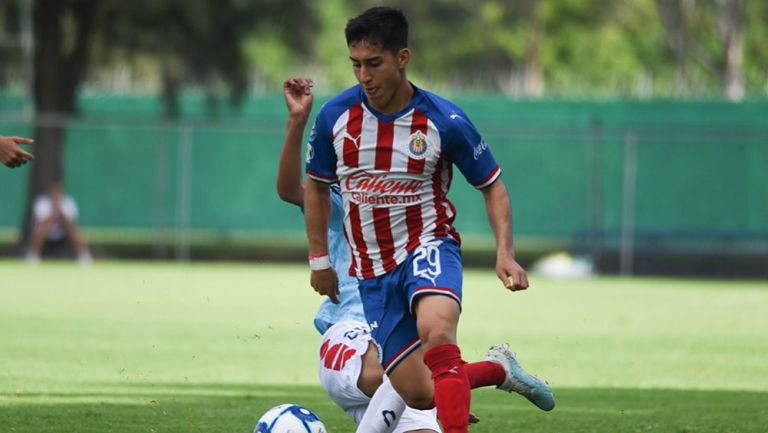 Zendejas disputa un balón en un juego entre Chivas y Tuzos Sub 20