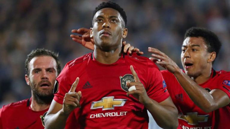 Anthony Martial festeja gol en Europa League