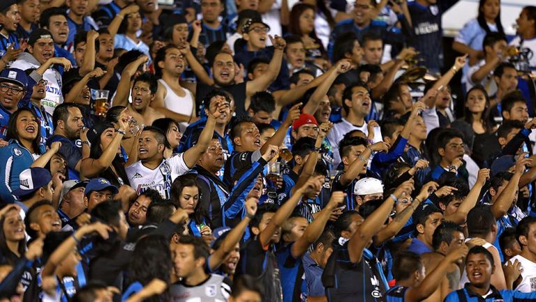 Aficionados gritan durante un partido