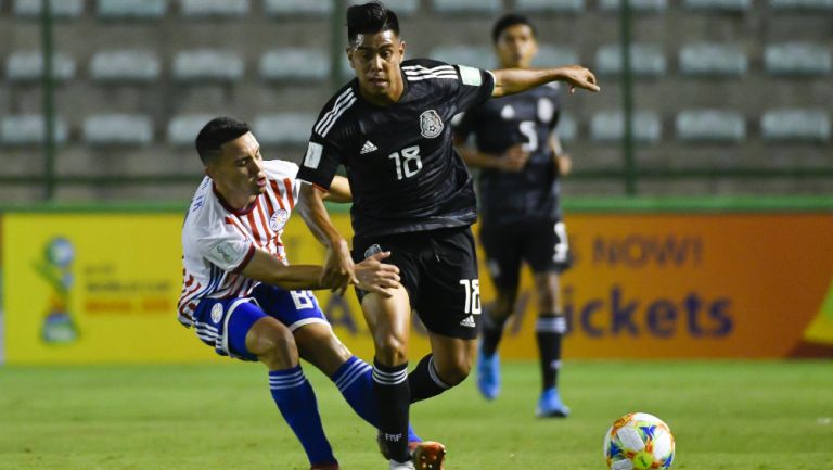 Efraín Álvarez en acción del Mundial sub 17 en el México ante Paraguay