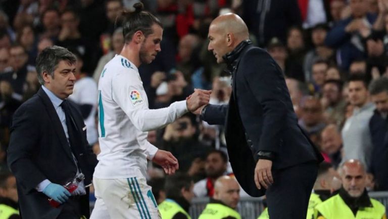 Zidane y Bale se saludan durante un duelo del Real Madrid 