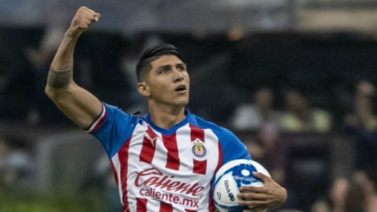 Alan Pulido festeja un gol con las Chivas en el A2019