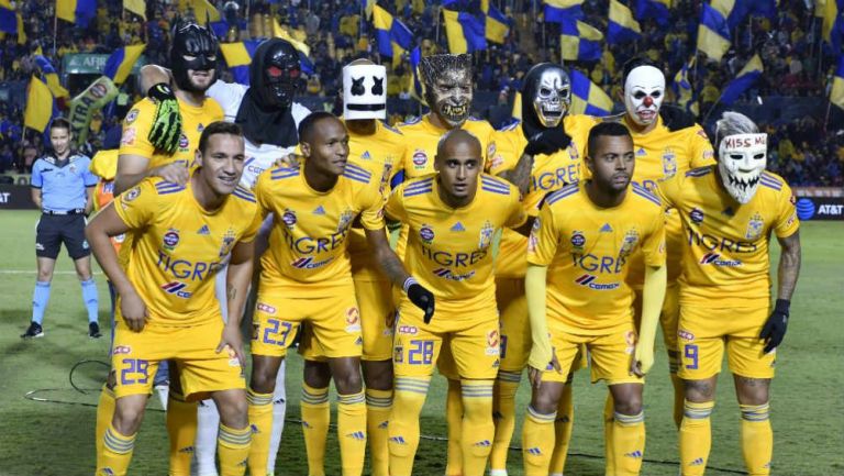 Tigres posa con máscaras