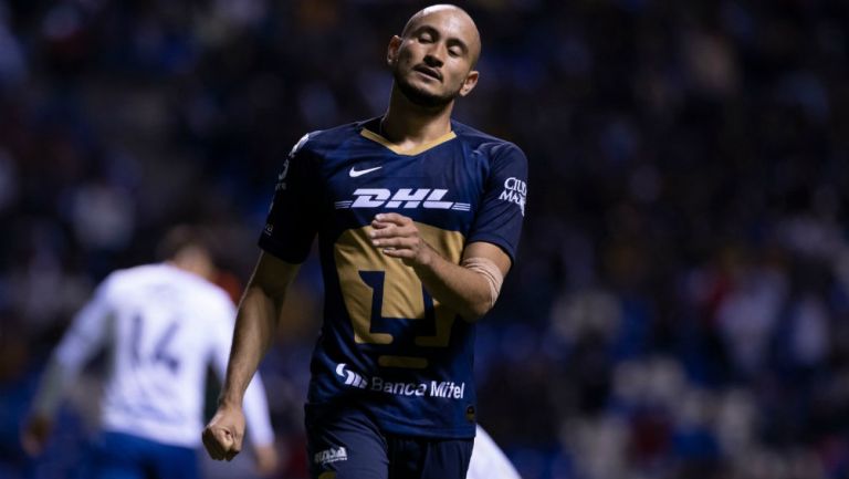 Carlos González lamentándose en el partido ante Puebla