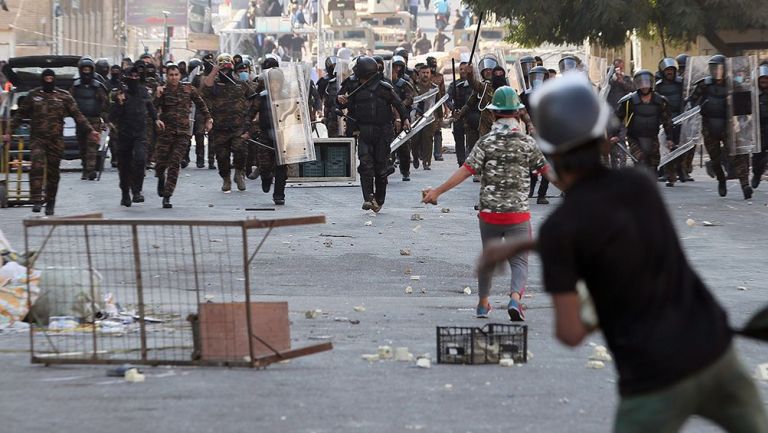   Manifestantes iraquíes confrontan a policías en Bagdad