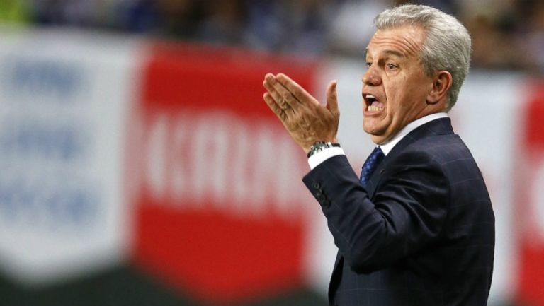 Javier Aguirre dirigiendo un partido en España