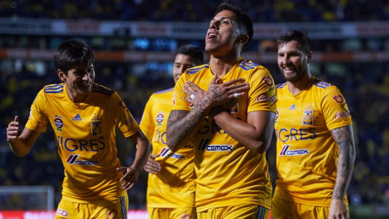 Carlos Salcedo celebrando un gol con los Tigres