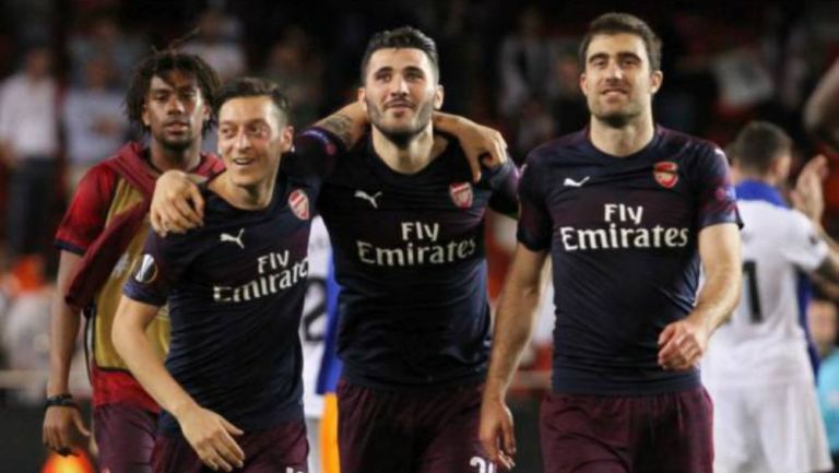 Ozil, Kolasicac y Sokratis celebrando una anotación con Arsenal