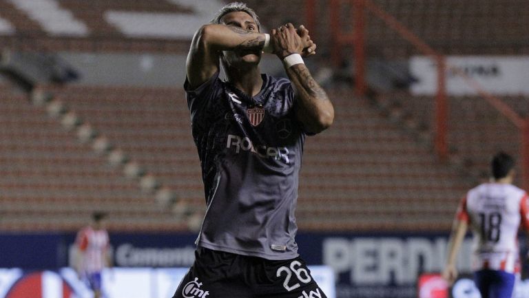 Cristian Calderón festeja un gol con el Necaxa