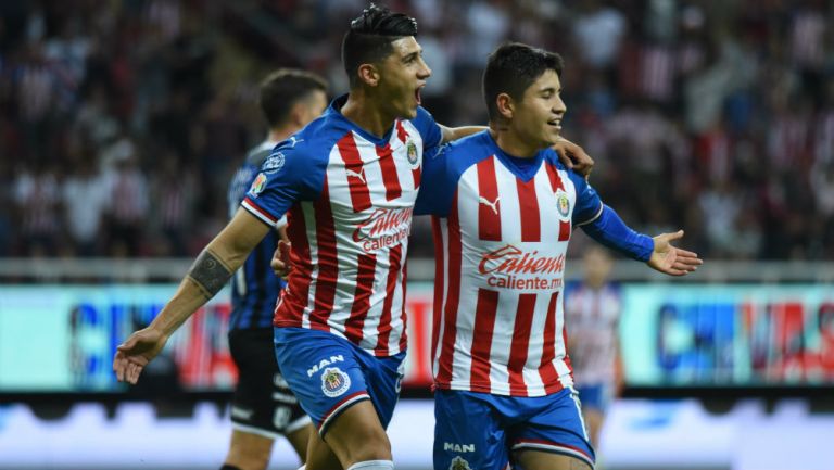 Alan Pulido y Eduardo López festejan un gol