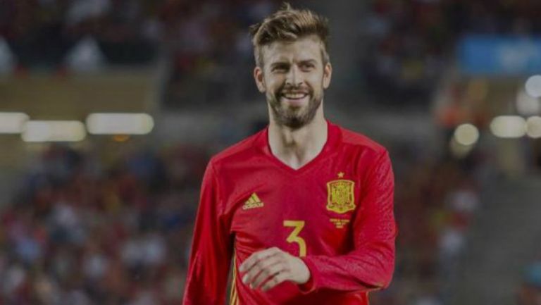 Gerard Piqué en acción con la selección española