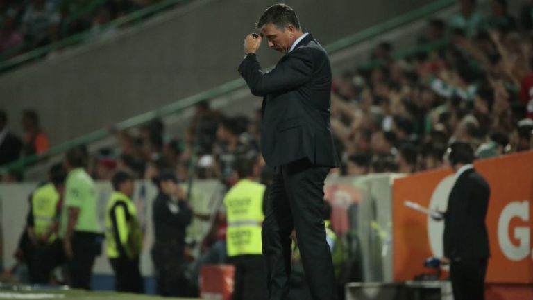 Robert Dante Siboldi lamentando la eliminación de Cruz Azul