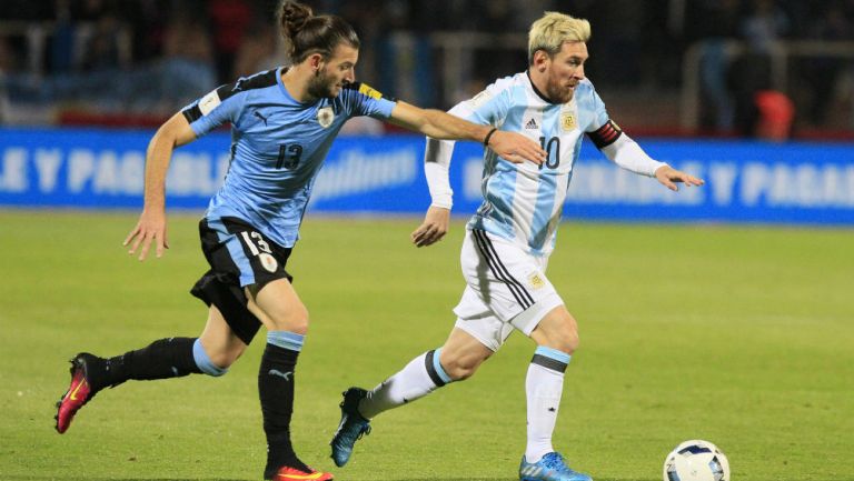 Gastón Silva y Lionel Messi disputan un balón