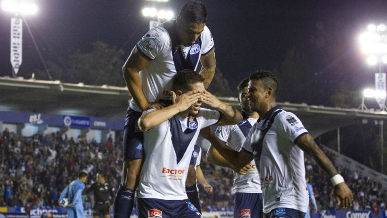 Jugadores del Celaya festejan con Juan Aguirre