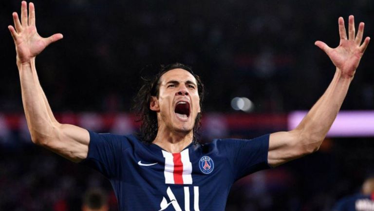 Cavani festeja un gol con el PSG