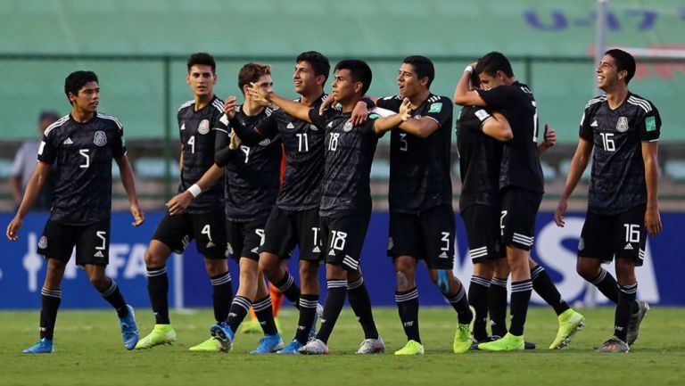 Jugadores del Tri Sub 17 festejan en el juego vs Holanda