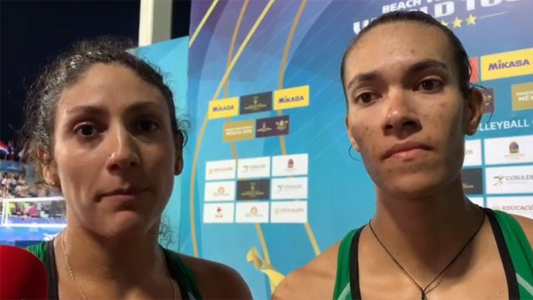 Martha Revuelta y Zaira Orellana tras el partido