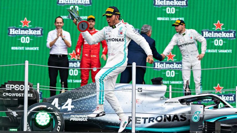 Lewis Hamilton celebra en el podio del GP de México