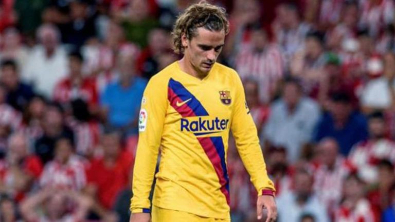 Griezmann, cabizbajo en un juego del Barcelona