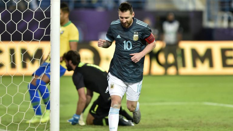 Lionel Messi celebra su gol ante Brasil