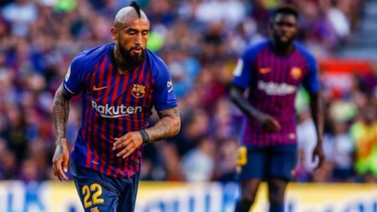 Arturo Vidal en juego con el Barcelona