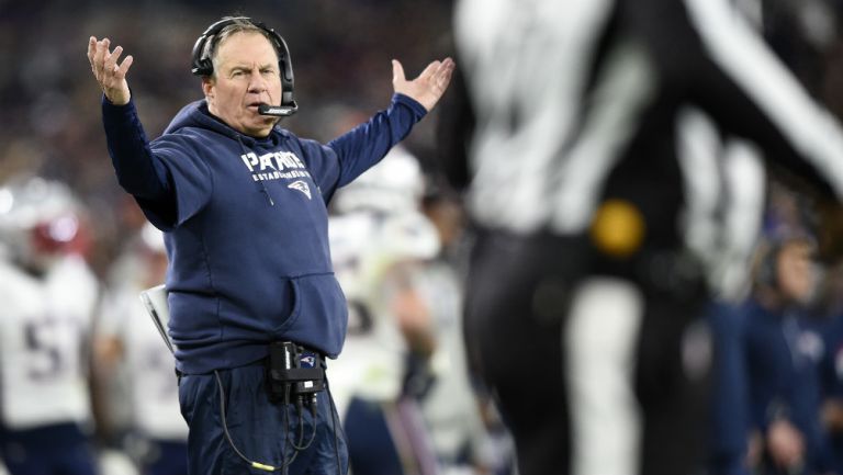 Bill Belichick entrenador de lo Patriotas en un partido ante los Ravens