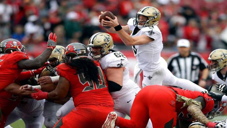 Drew Brees durante el juego ante Buccaneers