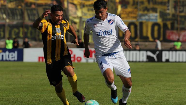 Walter Gargano y Gonzalo Casto luchan por le balón 